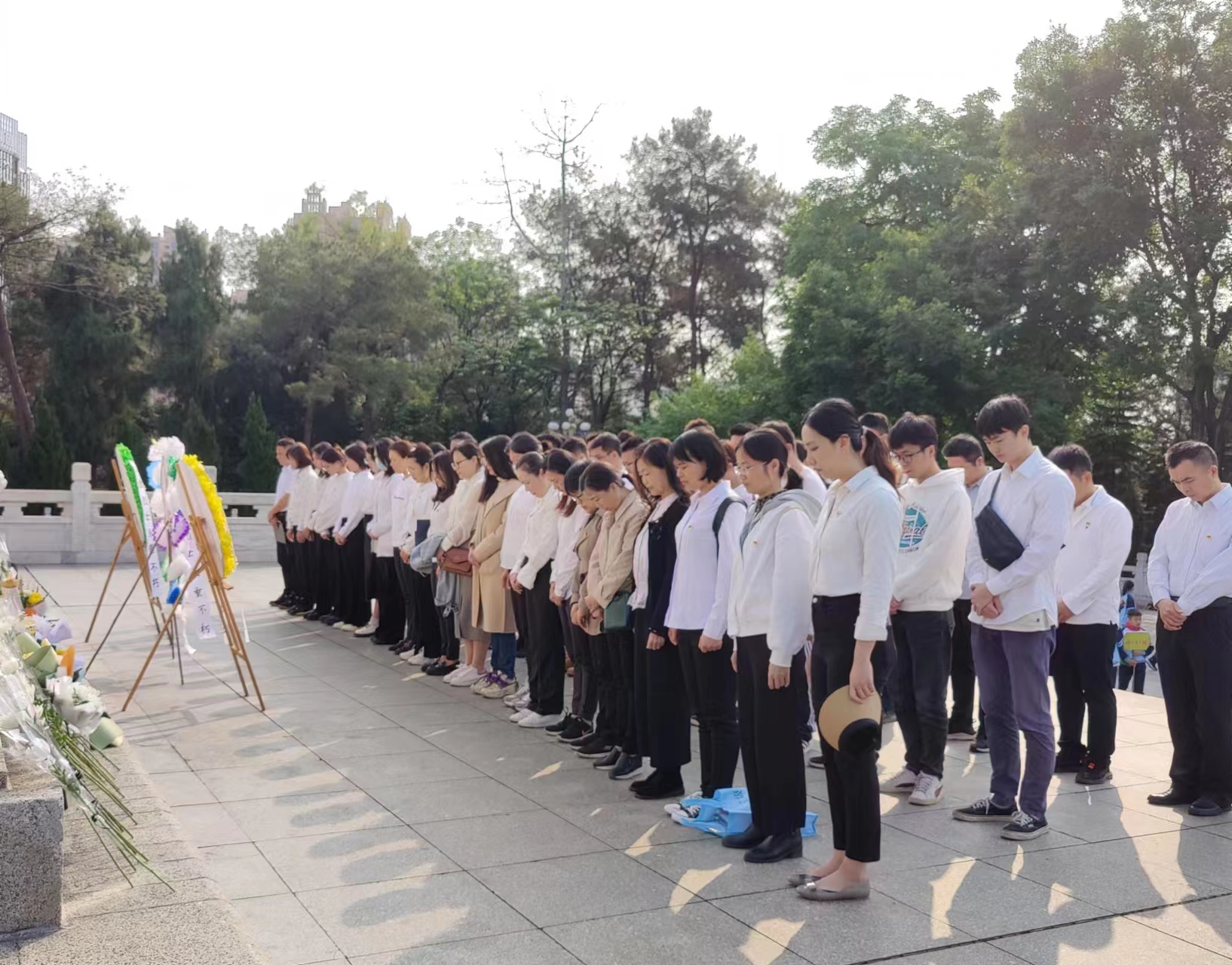 市排水公司黨總支、南寧建康環(huán)保公司黨支部開展“緬懷革命先烈，賡續(xù)紅色基因”聯(lián)合主題黨日活動